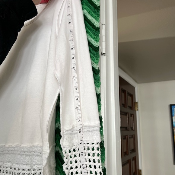 Adorable white tee that will give a little kick to jeans or whatever! - Picture 5 of 10